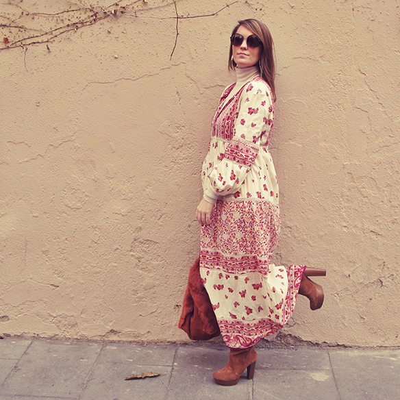 15-colgadas-de-una-percha-carla-kissler-maxi-vestido-boho-dress-invierno-winter-cuello-alto-turtleneck-aros-hoops-3