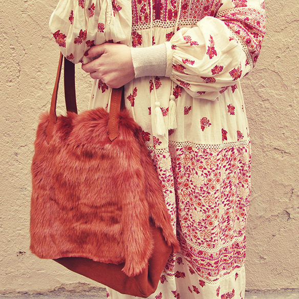 15-colgadas-de-una-percha-carla-kissler-maxi-vestido-boho-dress-invierno-winter-cuello-alto-turtleneck-aros-hoops-4