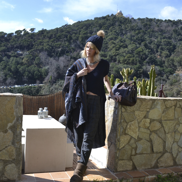 15-colgadas-de-una-percha-gina-carreras-resort-2016-entretiempo-mid-season-gorrito-beanie-botas-afelpadas-plush-boots-poncho-crop-top-georgina-carreras-barcelona-1