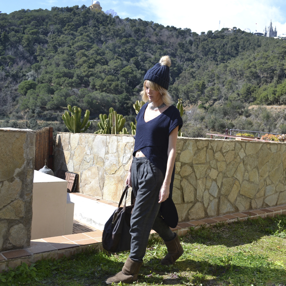 15-colgadas-de-una-percha-gina-carreras-resort-2016-entretiempo-mid-season-gorrito-beanie-botas-afelpadas-plush-boots-poncho-crop-top-georgina-carreras-barcelona-10