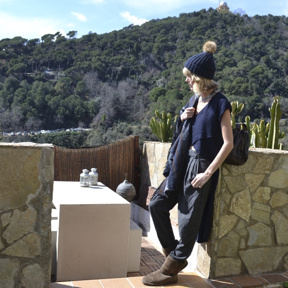 15-colgadas-de-una-percha-gina-carreras-resort-2016-entretiempo-mid-season-gorrito-beanie-botas-afelpadas-plush-boots-poncho-crop-top-georgina-carreras-barcelona-2