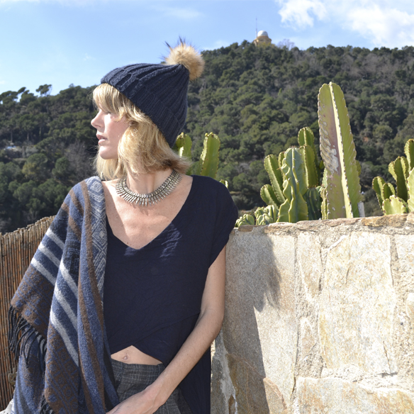 15-colgadas-de-una-percha-gina-carreras-resort-2016-entretiempo-mid-season-gorrito-beanie-botas-afelpadas-plush-boots-poncho-crop-top-georgina-carreras-barcelona-5
