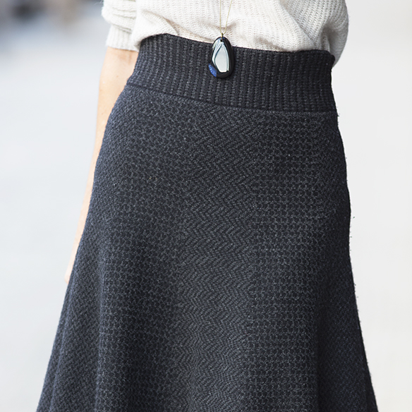 15-colgadas-de-una-percha-maica-jau-gris-grey-falda-skirt-fondo-de-armario-closet-basics-chaqueta-cuero-leather-jacket-4