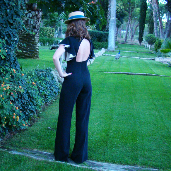15-colgadas-de-una-percha-marta-r-resort-2016-entretiempo-halftime-mono-jumpsuit-volantes-riffles-bodas-weddings-canotier-2