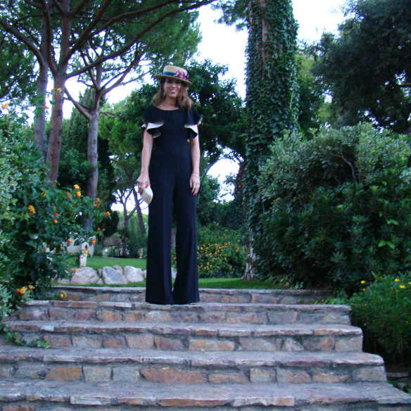 15-colgadas-de-una-percha-marta-r-resort-2016-entretiempo-halftime-mono-jumpsuit-volantes-riffles-bodas-weddings-canotier-8