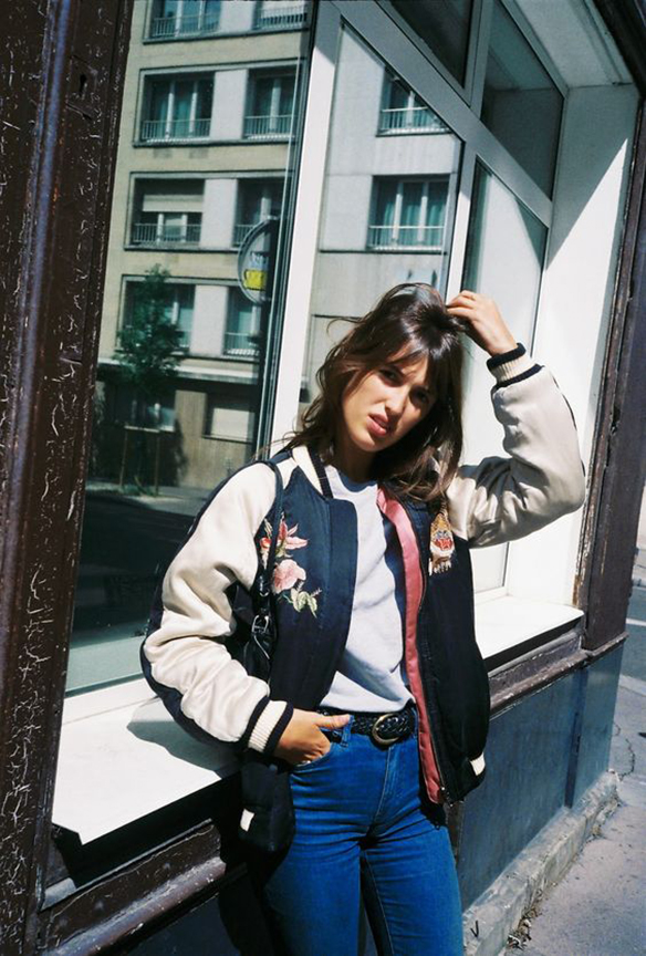 15-colgadas-de-una-percha-15-looks-we-love-outfits-bombers-chaqueta-bomber-3