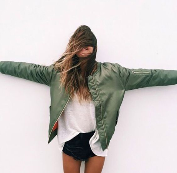 15-colgadas-de-una-percha-15-looks-we-love-outfits-bombers-chaqueta-bomber-4