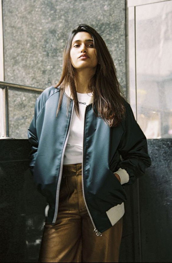 15-colgadas-de-una-percha-15-looks-we-love-outfits-bombers-chaqueta-bomber-7