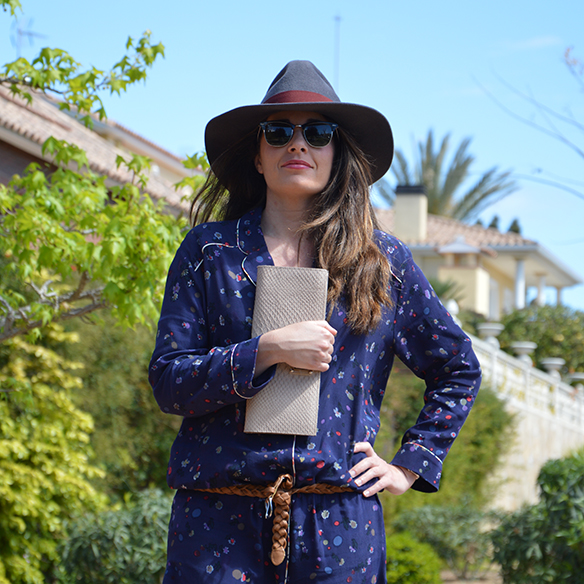 15-colgadas-de-una-percha-alicia-alvarez-pijama-pyjamas-sombrero-hat-10