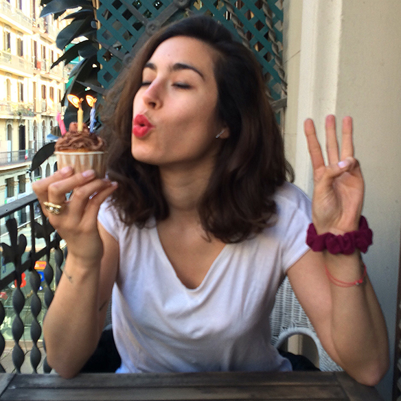 15-colgadas-de-una-percha-blanche-3-years