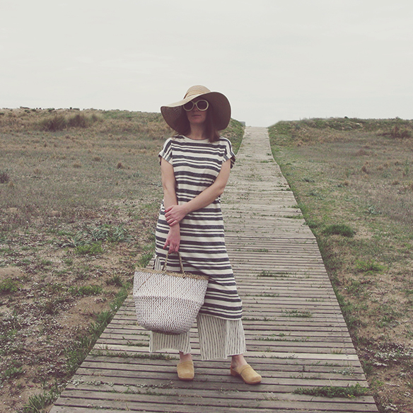 15-colgadas-de-una-percha-carla-kissler-ss-16-pv-must-have-superposicion-de-prendas-garment-superposition-vestido-culottes-dress-zuecos-clogs-10