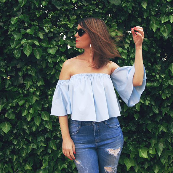 15-colgadas-de-una-percha-carla-kissler-ss-16-volantes-frills-mules-jeans-flecos-fringed-jeans-hombros-al-aire-bare-shoulders-1