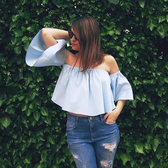 15-colgadas-de-una-percha-carla-kissler-ss-16-volantes-frills-mules-jeans-flecos-fringed-jeans-hombros-al-aire-bare-shoulders-10