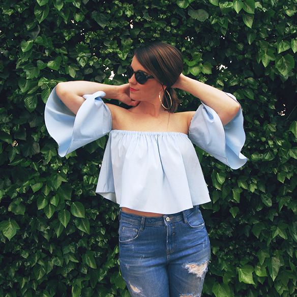 15-colgadas-de-una-percha-carla-kissler-ss-16-volantes-frills-mules-jeans-flecos-fringed-jeans-hombros-al-aire-bare-shoulders-2