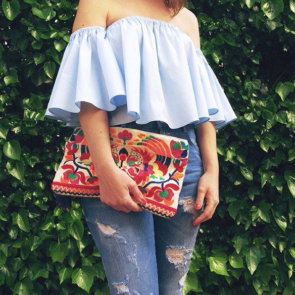 15-colgadas-de-una-percha-carla-kissler-ss-16-volantes-frills-mules-jeans-flecos-fringed-jeans-hombros-al-aire-bare-shoulders-3