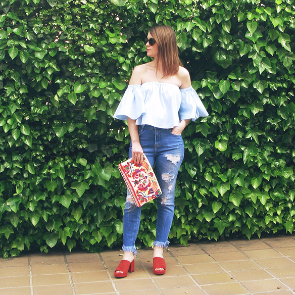 15-colgadas-de-una-percha-carla-kissler-ss-16-volantes-frills-mules-jeans-flecos-fringed-jeans-hombros-al-aire-bare-shoulders-4