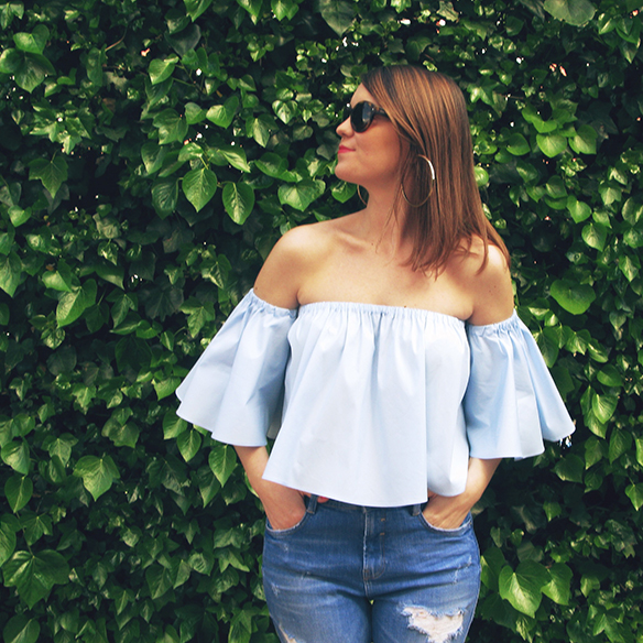 15-colgadas-de-una-percha-carla-kissler-ss-16-volantes-frills-mules-jeans-flecos-fringed-jeans-hombros-al-aire-bare-shoulders-6