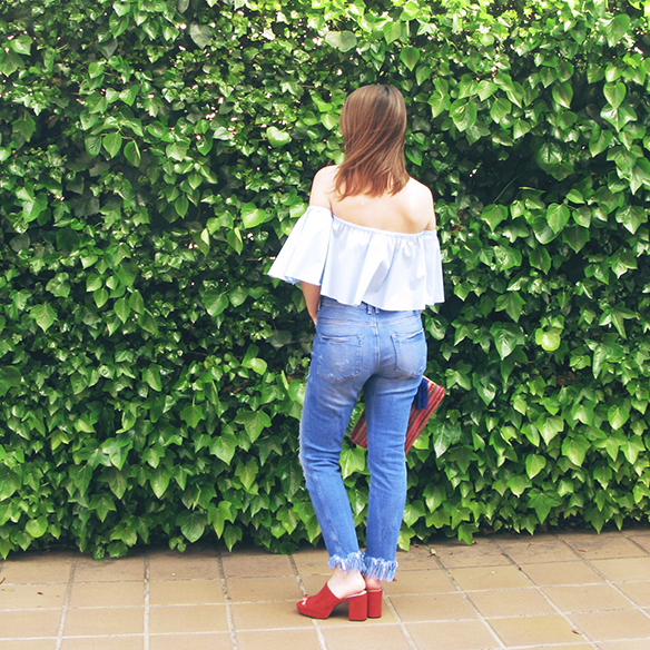 15-colgadas-de-una-percha-carla-kissler-ss-16-volantes-frills-mules-jeans-flecos-fringed-jeans-hombros-al-aire-bare-shoulders-7