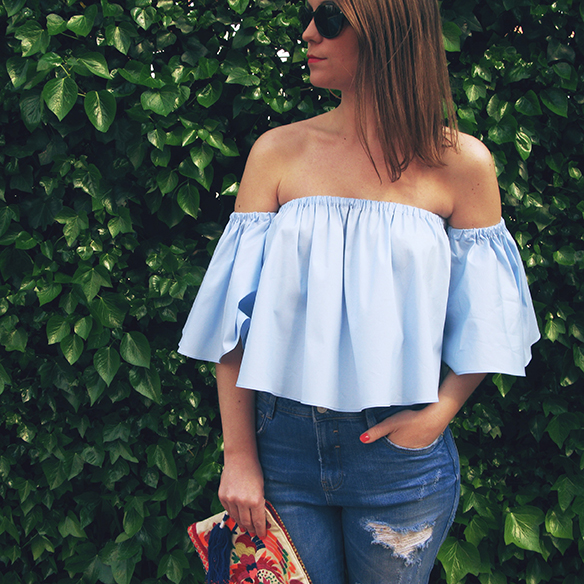 15-colgadas-de-una-percha-carla-kissler-ss-16-volantes-frills-mules-jeans-flecos-fringed-jeans-hombros-al-aire-bare-shoulders-8
