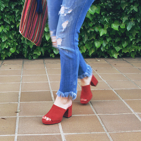 15-colgadas-de-una-percha-carla-kissler-ss-16-volantes-frills-mules-jeans-flecos-fringed-jeans-hombros-al-aire-bare-shoulders-9