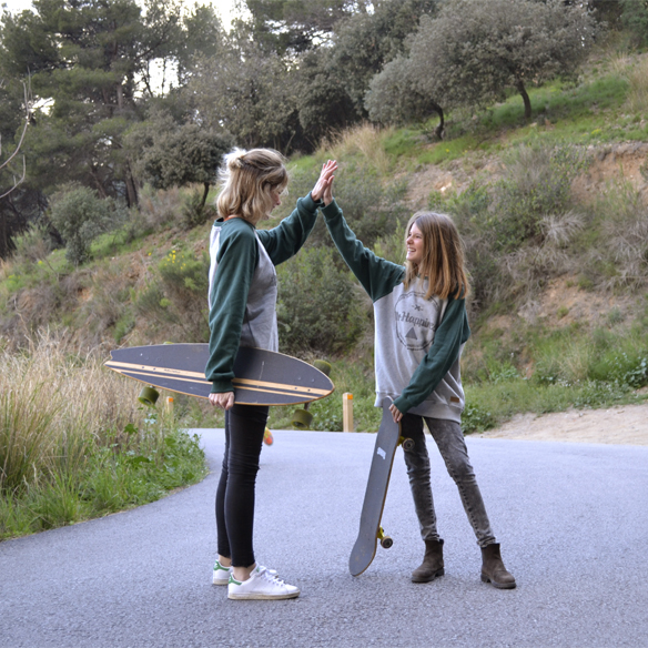 15-colgadas-de-una-percha-gina-carreras-mr-happiness-sudadera-sweatshirt-bambas-trainers-1