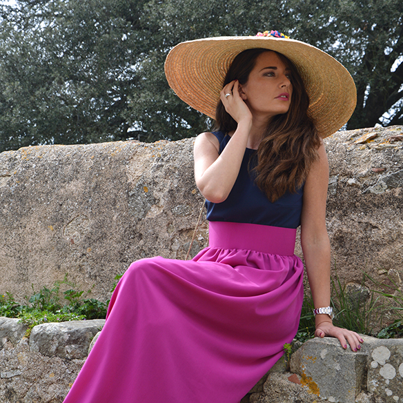 15-colgadas-de-una-percha-alicia-alvarez-bodas-weddings-looks-outfits-falda-larga-bugambilia-top-azul-noche-pamela-corona-flores-bolso-dorado-1