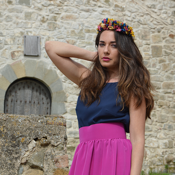 15-colgadas-de-una-percha-alicia-alvarez-bodas-weddings-looks-outfits-falda-larga-bugambilia-top-azul-noche-pamela-corona-flores-bolso-dorado-11