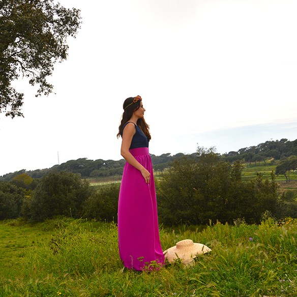 15-colgadas-de-una-percha-alicia-alvarez-bodas-weddings-looks-outfits-falda-larga-bugambilia-top-azul-noche-pamela-corona-flores-bolso-dorado-12