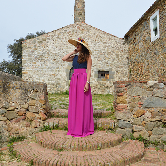 15-colgadas-de-una-percha-alicia-alvarez-bodas-weddings-looks-outfits-falda-larga-bugambilia-top-azul-noche-pamela-corona-flores-bolso-dorado-4