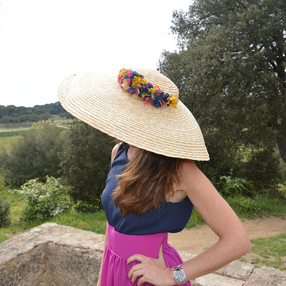 15-colgadas-de-una-percha-alicia-alvarez-bodas-weddings-looks-outfits-falda-larga-bugambilia-top-azul-noche-pamela-corona-flores-bolso-dorado-5