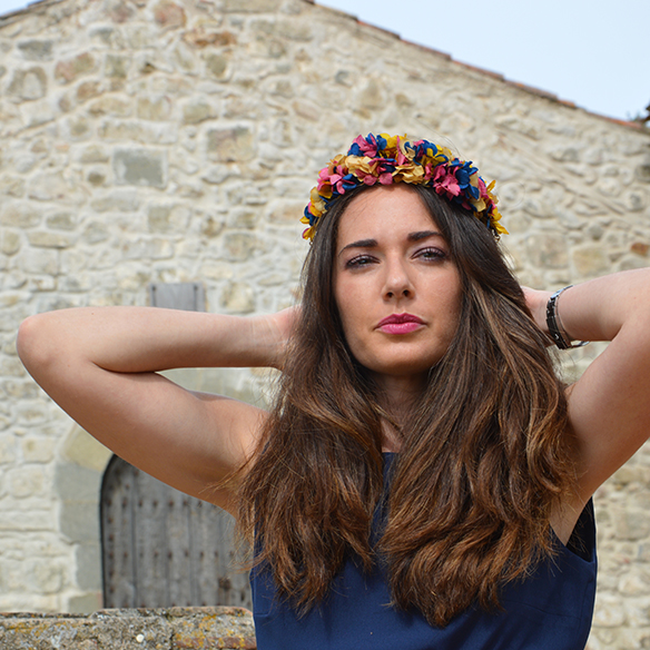 15-colgadas-de-una-percha-alicia-alvarez-bodas-weddings-looks-outfits-falda-larga-bugambilia-top-azul-noche-pamela-corona-flores-bolso-dorado-9