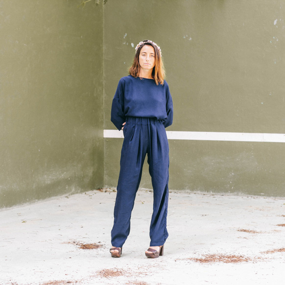 15-colgadas-de-una-percha-bebofi-looks-bodas-wedding-oufits-mono-jumpsuit-blue-azul-corona-de-flores-hairwreath-1