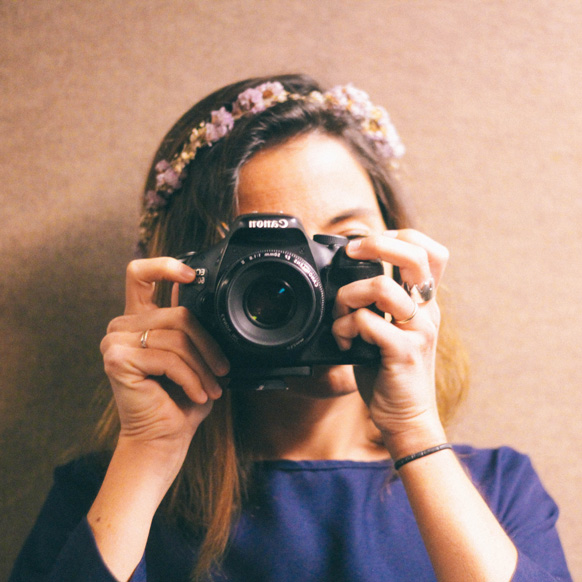 15-colgadas-de-una-percha-bebofi-looks-bodas-wedding-oufits-mono-jumpsuit-blue-azul-corona-de-flores-hairwreath-10