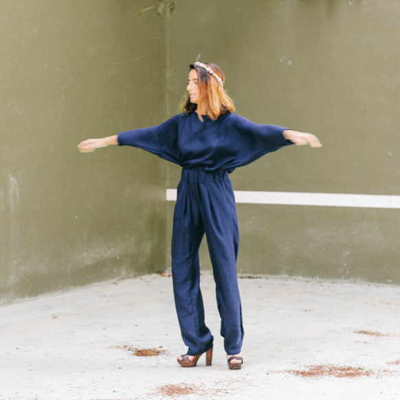 15-colgadas-de-una-percha-bebofi-looks-bodas-wedding-oufits-mono-jumpsuit-blue-azul-corona-de-flores-hairwreath-3