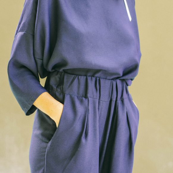 15-colgadas-de-una-percha-bebofi-looks-bodas-wedding-oufits-mono-jumpsuit-blue-azul-corona-de-flores-hairwreath-4