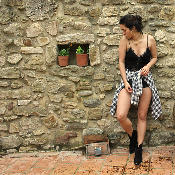 15-colgadas-de-una-percha-blanche-check-shirt-camisa-cuadros-lace-top-encaje-shorts-botines-booties-festival-outfit-look-festivalero-1