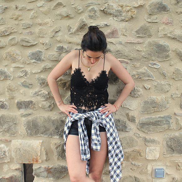 15-colgadas-de-una-percha-blanche-check-shirt-camisa-cuadros-lace-top-encaje-shorts-botines-booties-festival-outfit-look-festivalero-2