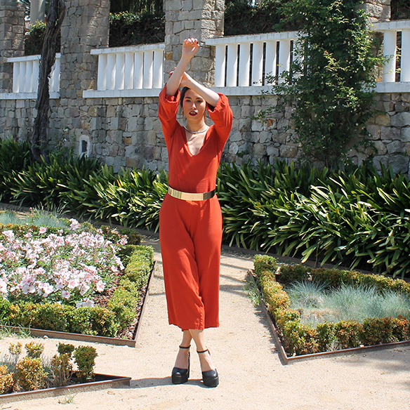 15-colgadas-de-una-percha-blanche-weddings-bodas-mono-teja-tile-jumpsuit-cinturon-rigido-dorado-gold-rigid-belt-7