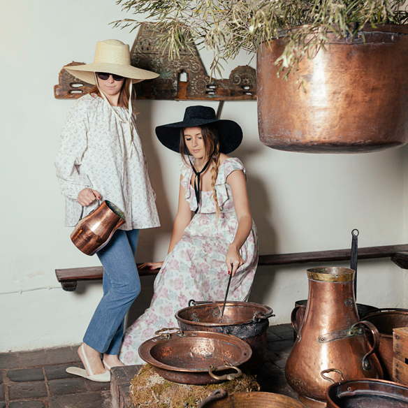 15-colgadas-de-una-percha-carla-kissler-anna-duarte-vestidos-invitadas-de-boda-wedding-guest-outfits-looks-kolonaki-madrid-1