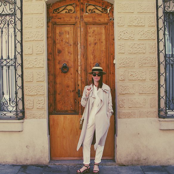 15-colgadas-de-una-percha-carla-kissler-canotier-boater-gabardina-trench-flatforms-white-blanco-1