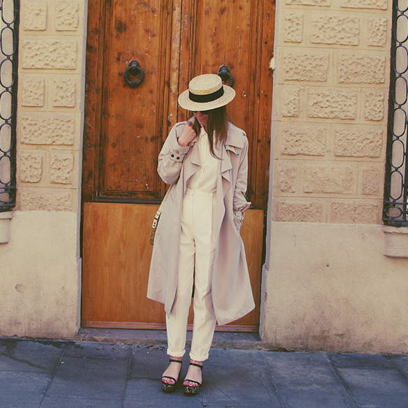 15-colgadas-de-una-percha-carla-kissler-canotier-boater-gabardina-trench-flatforms-white-blanco-10