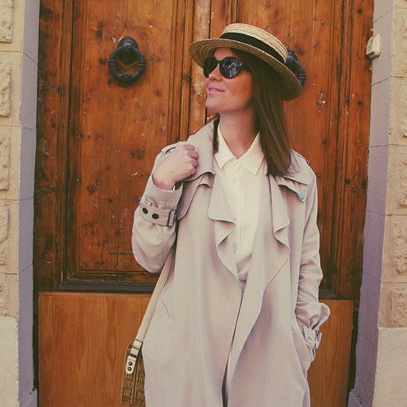 15-colgadas-de-una-percha-carla-kissler-canotier-boater-gabardina-trench-flatforms-white-blanco-2