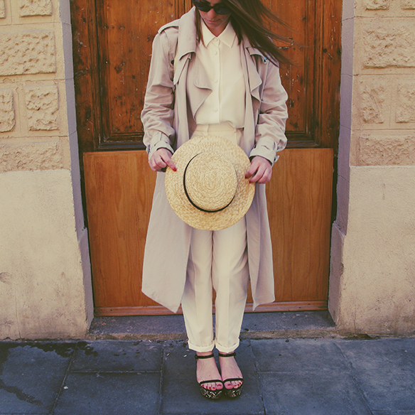 15-colgadas-de-una-percha-carla-kissler-canotier-boater-gabardina-trench-flatforms-white-blanco-3
