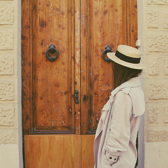 15-colgadas-de-una-percha-carla-kissler-canotier-boater-gabardina-trench-flatforms-white-blanco-4