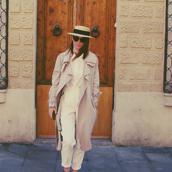 15-colgadas-de-una-percha-carla-kissler-canotier-boater-gabardina-trench-flatforms-white-blanco-5