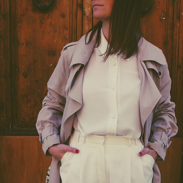15-colgadas-de-una-percha-carla-kissler-canotier-boater-gabardina-trench-flatforms-white-blanco-6