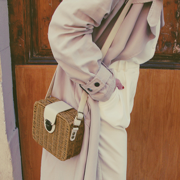 15-colgadas-de-una-percha-carla-kissler-canotier-boater-gabardina-trench-flatforms-white-blanco-7
