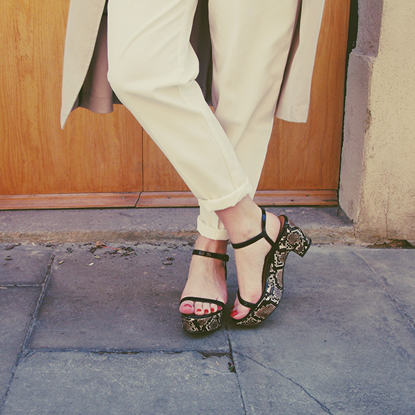 15-colgadas-de-una-percha-carla-kissler-canotier-boater-gabardina-trench-flatforms-white-blanco-8