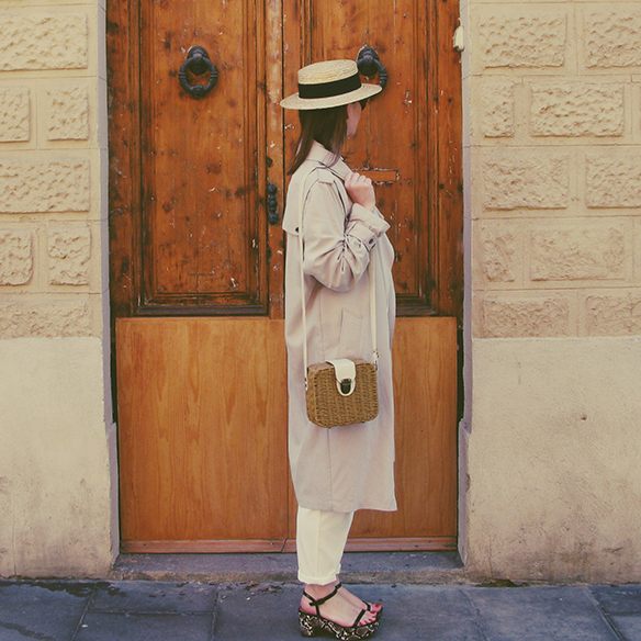 15-colgadas-de-una-percha-carla-kissler-canotier-boater-gabardina-trench-flatforms-white-blanco-9