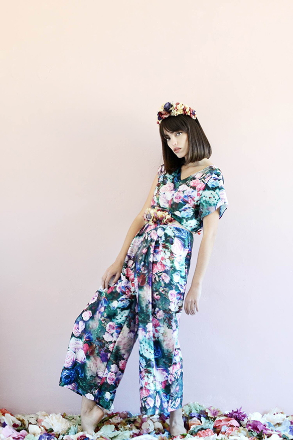 15-colgadas-de-una-percha-eliurpi-eli-urpi-bodas-weddings-looks-outfits-flores-flowers-coronas-hairwreaths-pamelas-canotiers-bolsos-cinturones-de-flores-floral-1